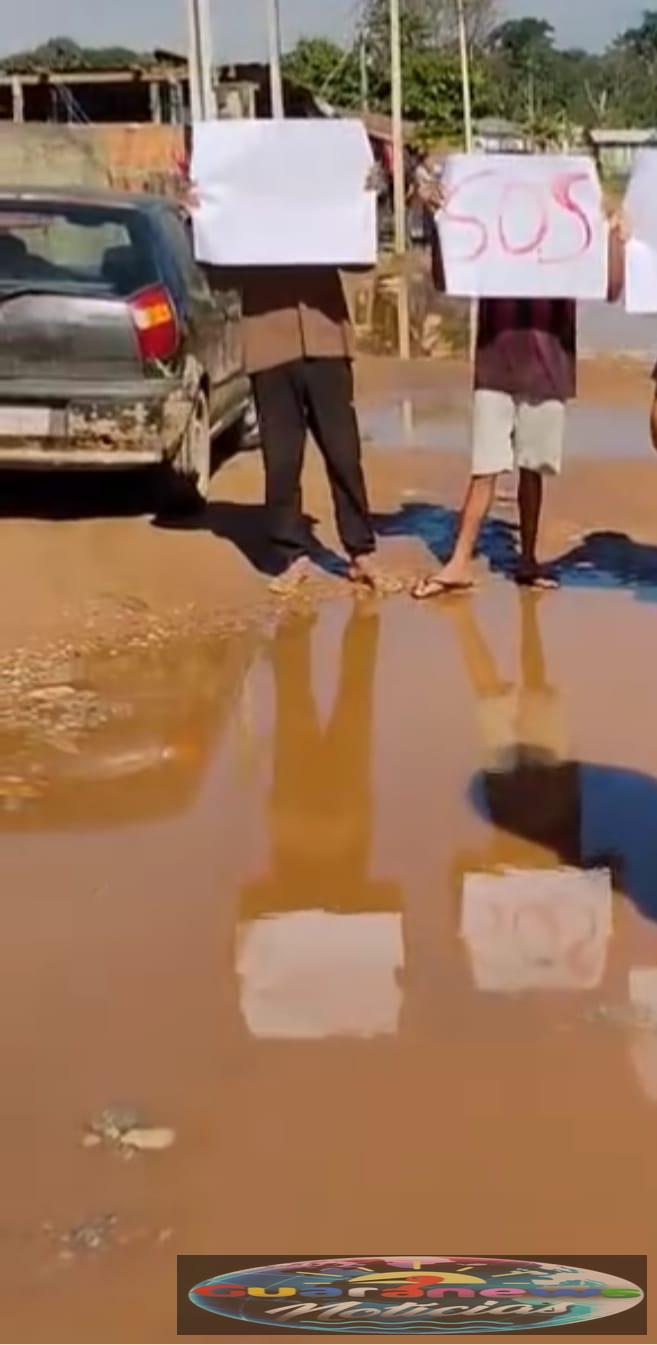 Asfaltamento ou recapeamento? Enquanto prefeitura espalha fino asfalto em ruas já pavimentadas, moradores imploram por dignidade.